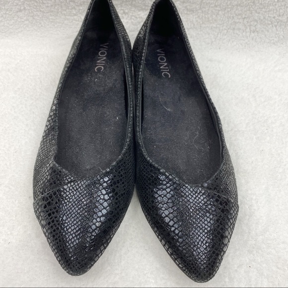 Vionic pointed toe Cabaillo python print flats